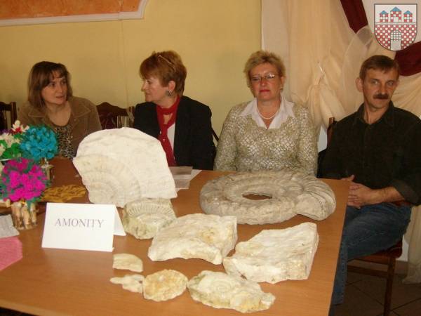 : Na fot. Przedstawiciele rady sołeckiej z Jaroszowa prezentują jurajskie amonity.